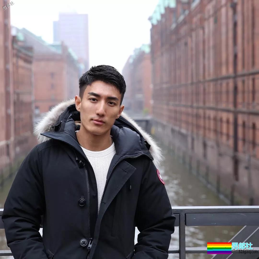 健壮体育生男模，冰天雪地竟穿短裤漏身材？ - 51虹马