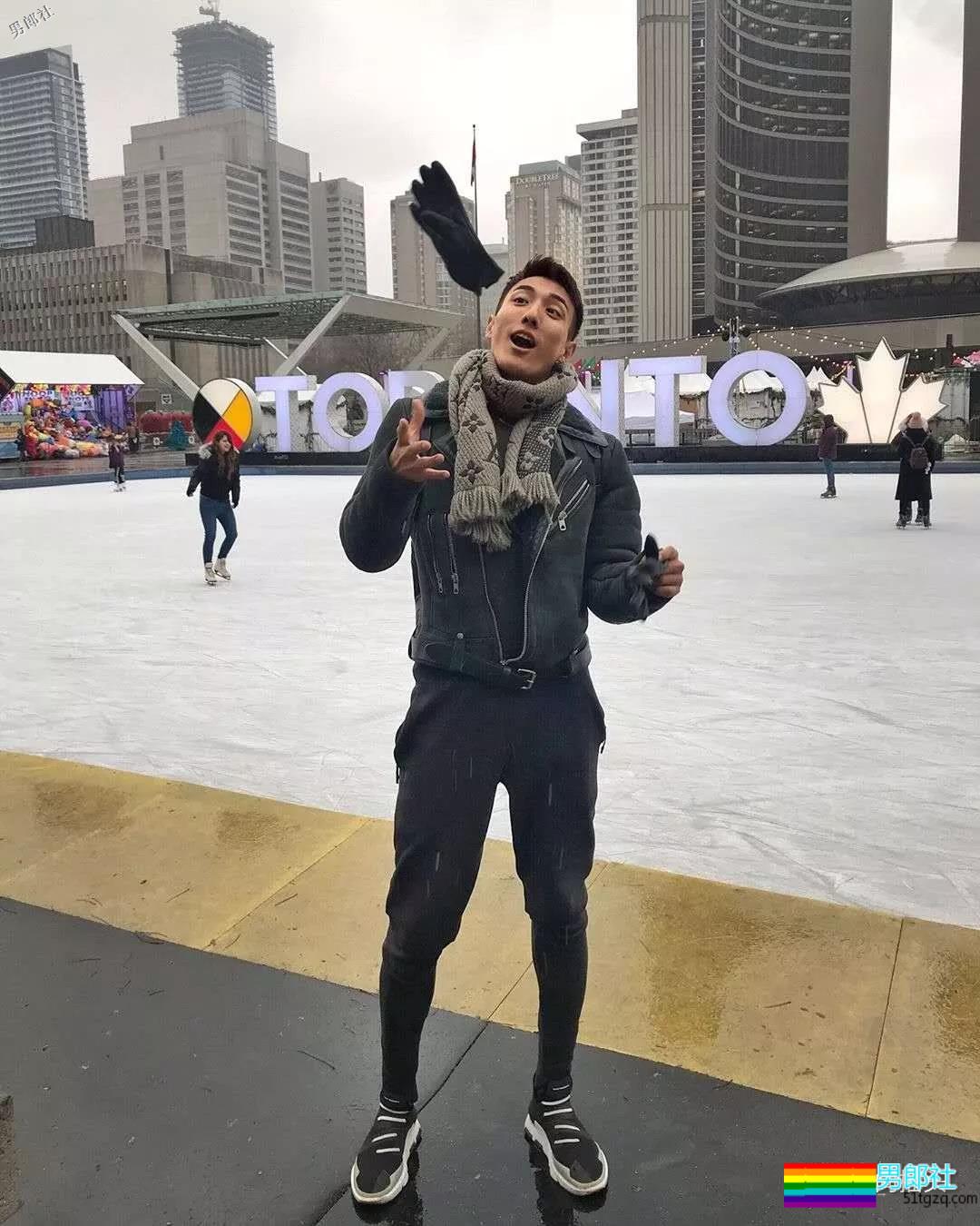 健壮体育生男模，冰天雪地竟穿短裤漏身材？ - 51虹马