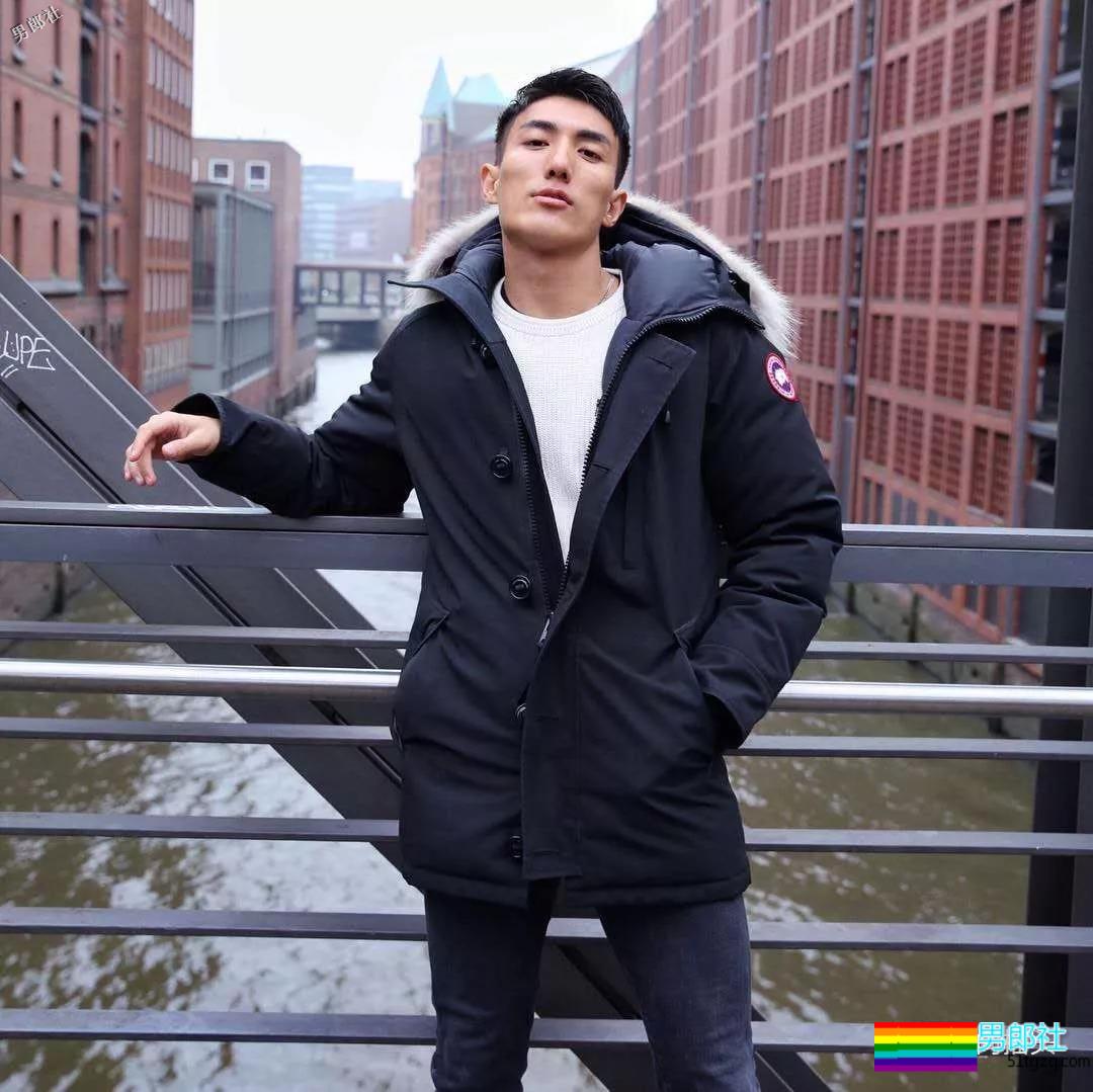 健壮体育生男模，冰天雪地竟穿短裤漏身材？ - 51虹马