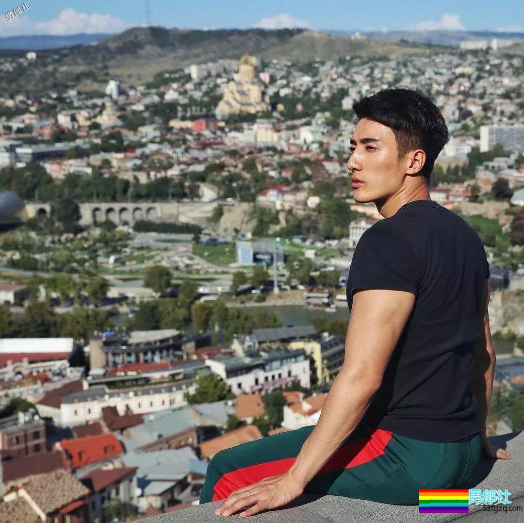 健壮体育生男模，冰天雪地竟穿短裤漏身材？ - 51虹马