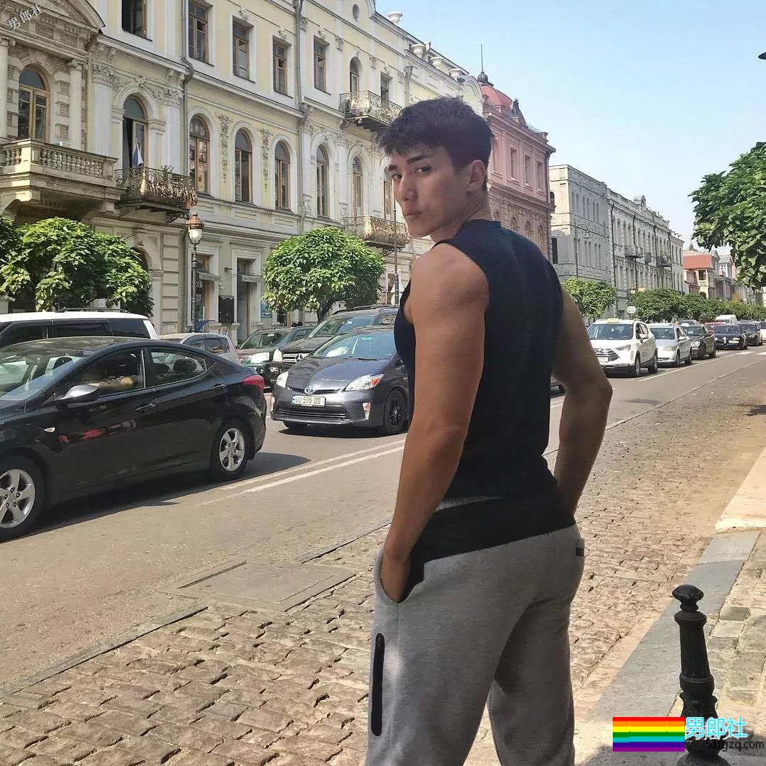 健壮体育生男模，冰天雪地竟穿短裤漏身材？ - 51虹马