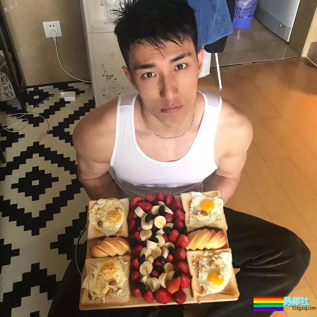 健壮体育生男模，冰天雪地竟穿短裤漏身材？ - 51虹马