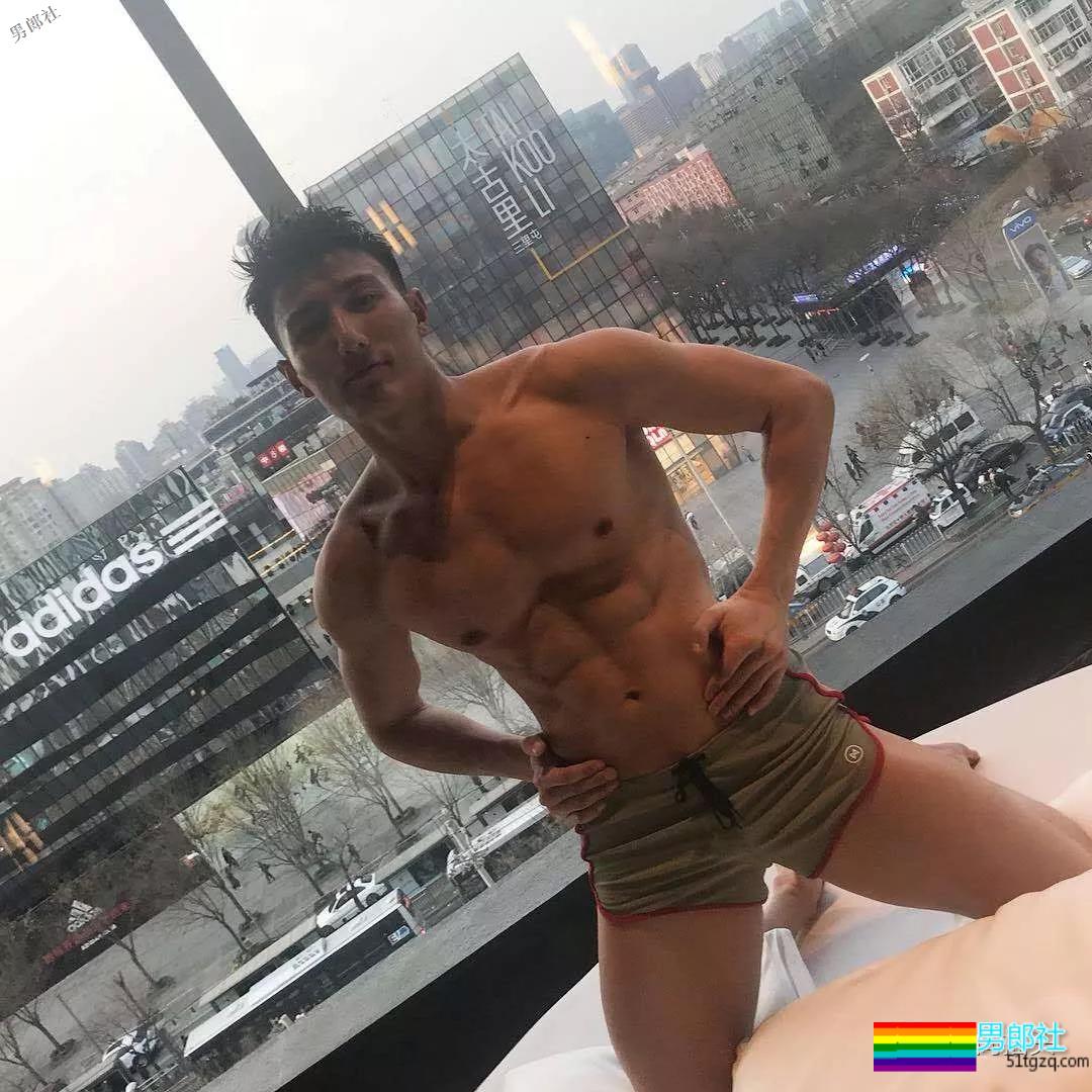 健壮体育生男模，冰天雪地竟穿短裤漏身材？ - 51虹马