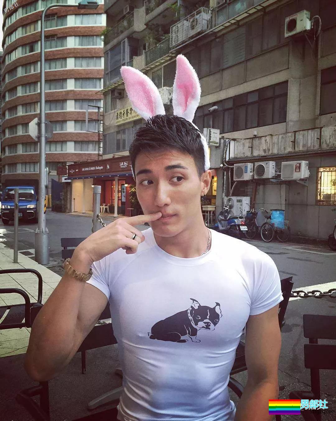 健壮体育生男模，冰天雪地竟穿短裤漏身材？ - 51虹马