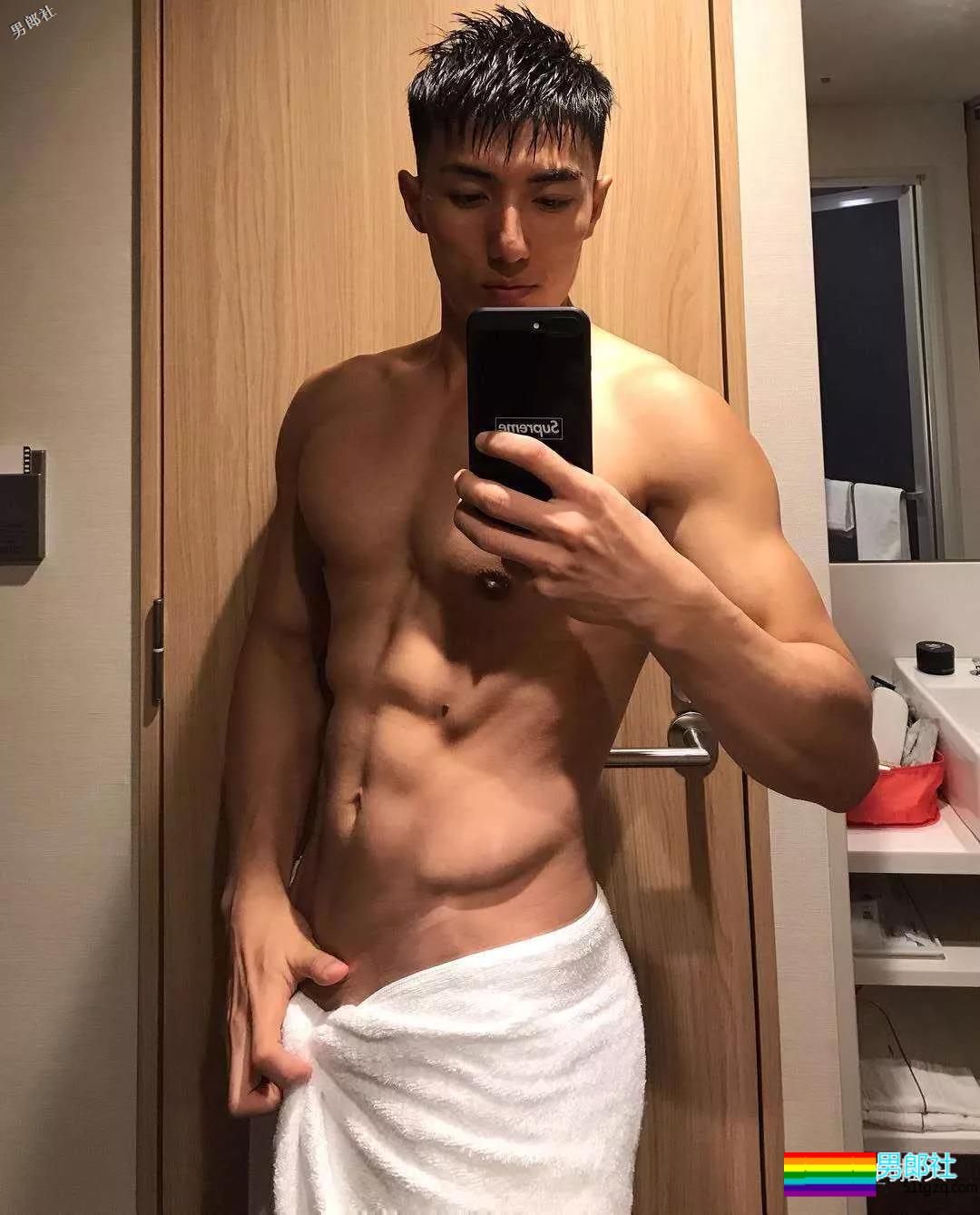 健壮体育生男模，冰天雪地竟穿短裤漏身材？ - 51虹马