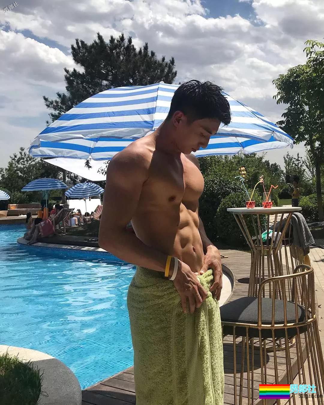 健壮体育生男模，冰天雪地竟穿短裤漏身材？ - 51虹马