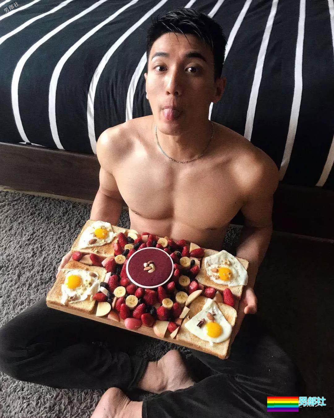 健壮体育生男模，冰天雪地竟穿短裤漏身材？ - 51虹马