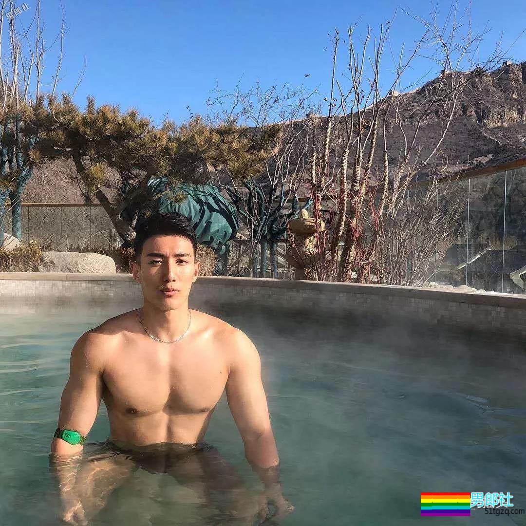 健壮体育生男模，冰天雪地竟穿短裤漏身材？ - 51虹马