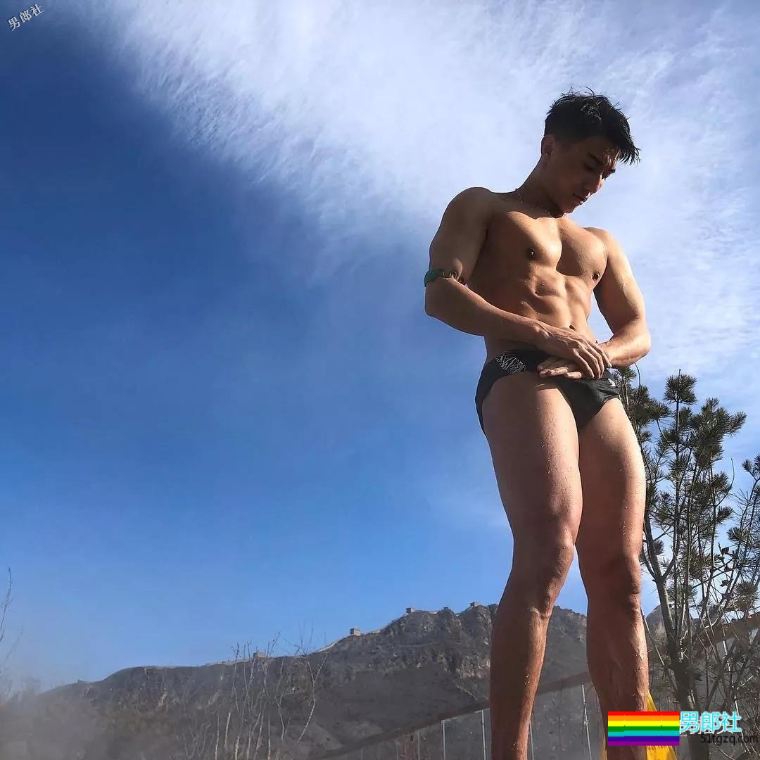 健壮体育生男模，冰天雪地竟穿短裤漏身材？ - 51虹马