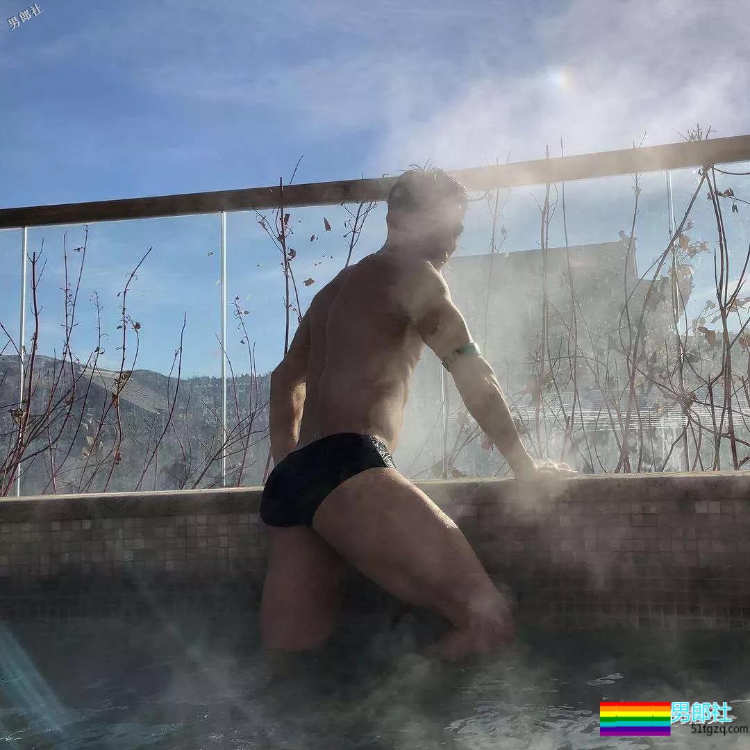 健壮体育生男模，冰天雪地竟穿短裤漏身材？ - 51虹马