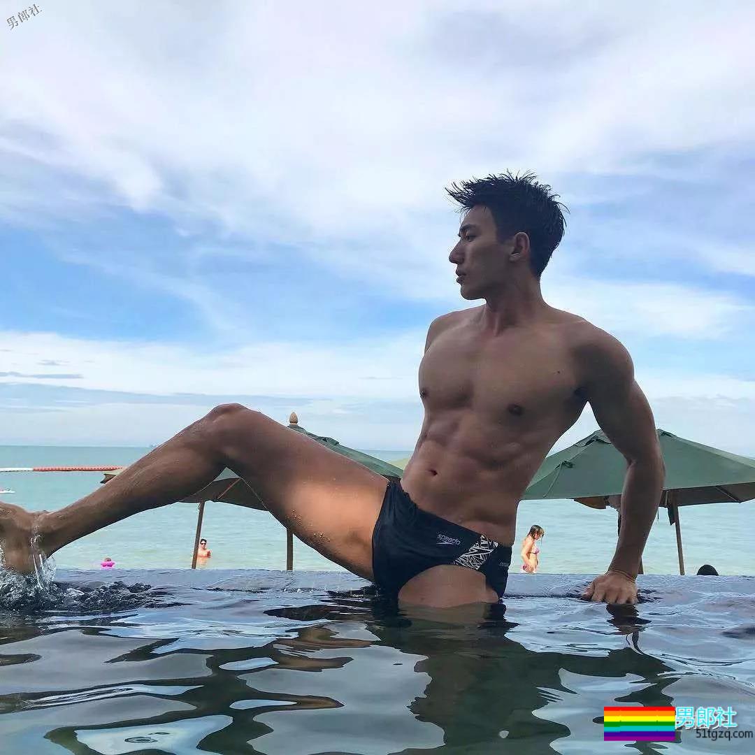 健壮体育生男模，冰天雪地竟穿短裤漏身材？ - 51虹马