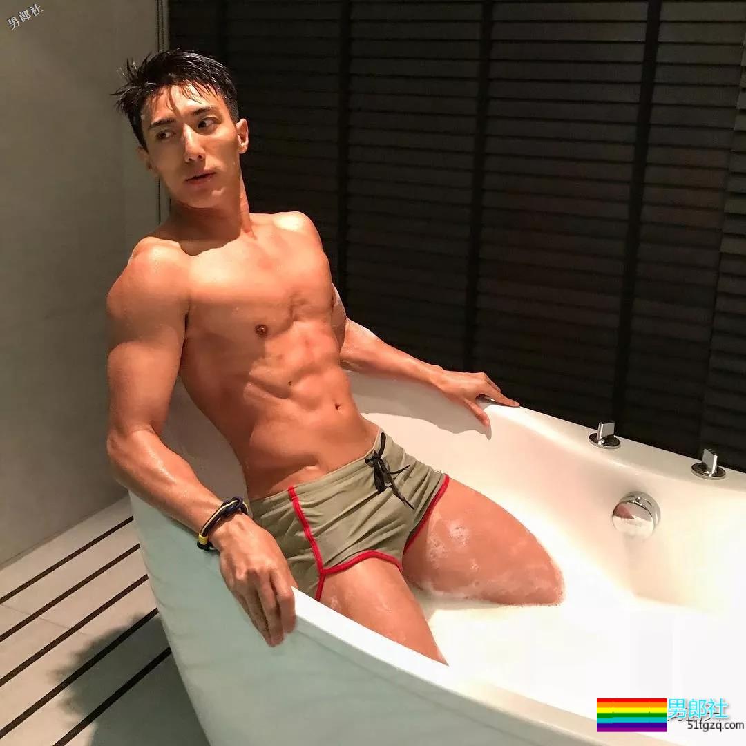 健壮体育生男模，冰天雪地竟穿短裤漏身材？ - 51虹马