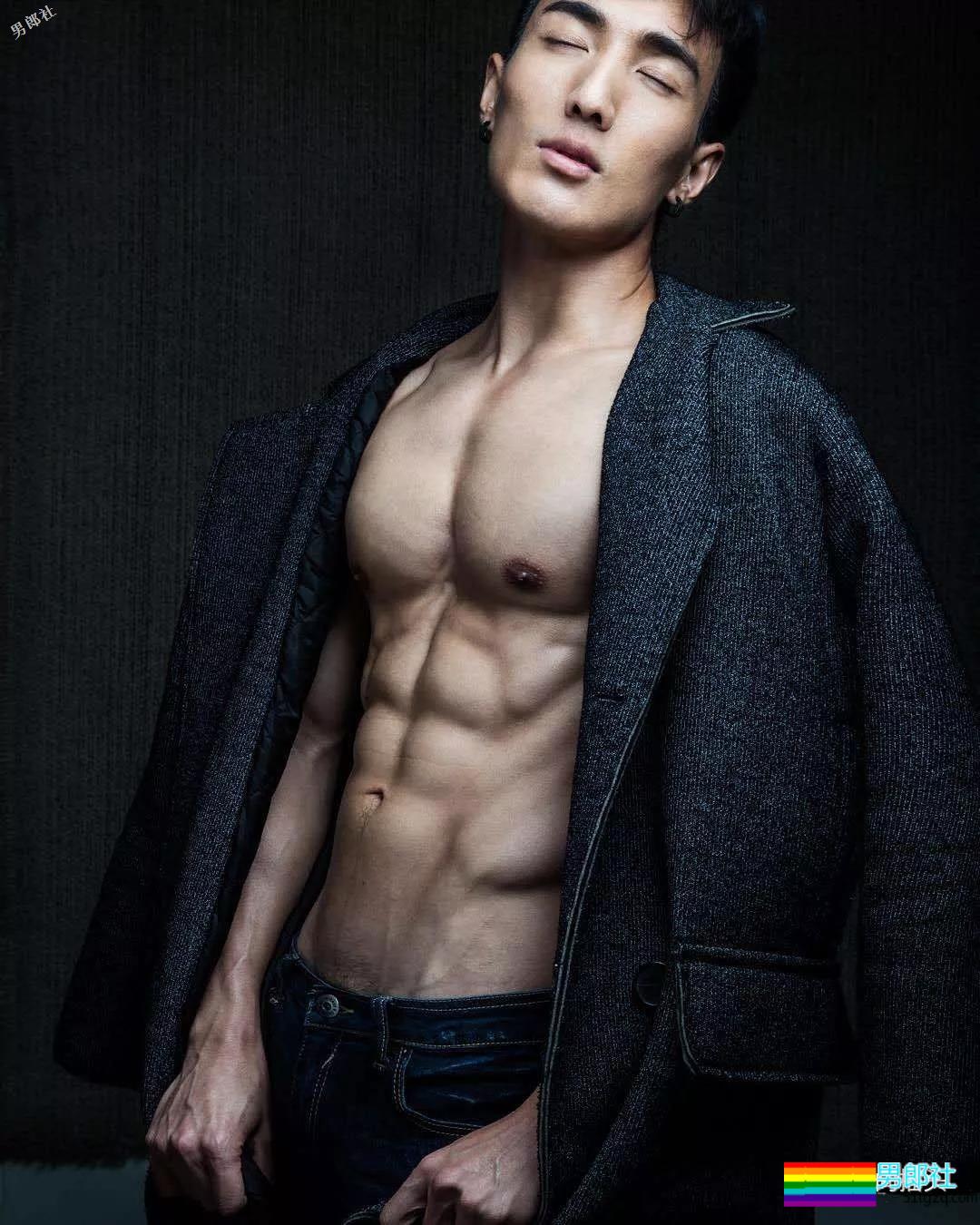 健壮体育生男模，冰天雪地竟穿短裤漏身材？ - 51虹马