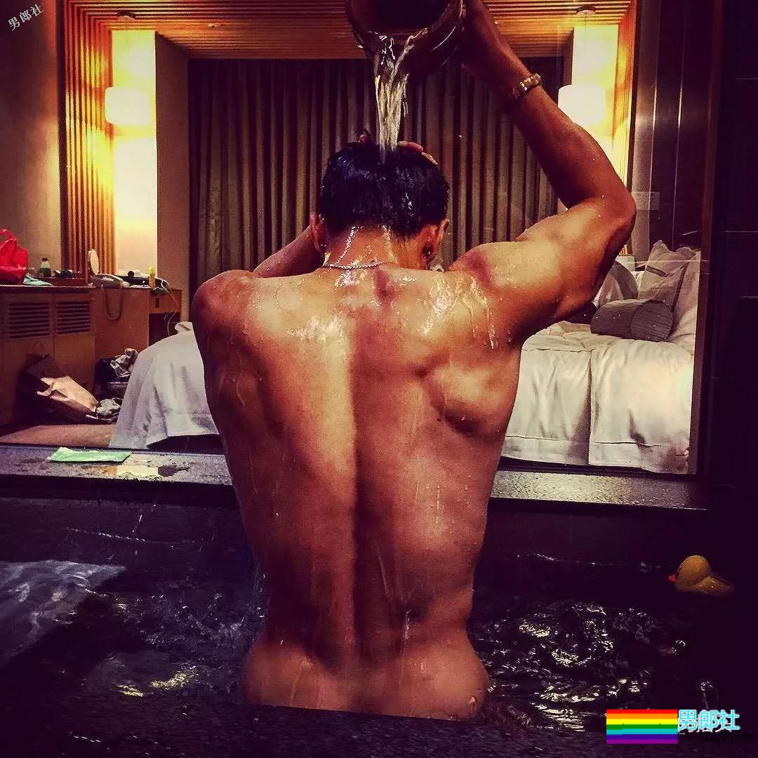 健壮体育生男模，冰天雪地竟穿短裤漏身材？ - 51虹马