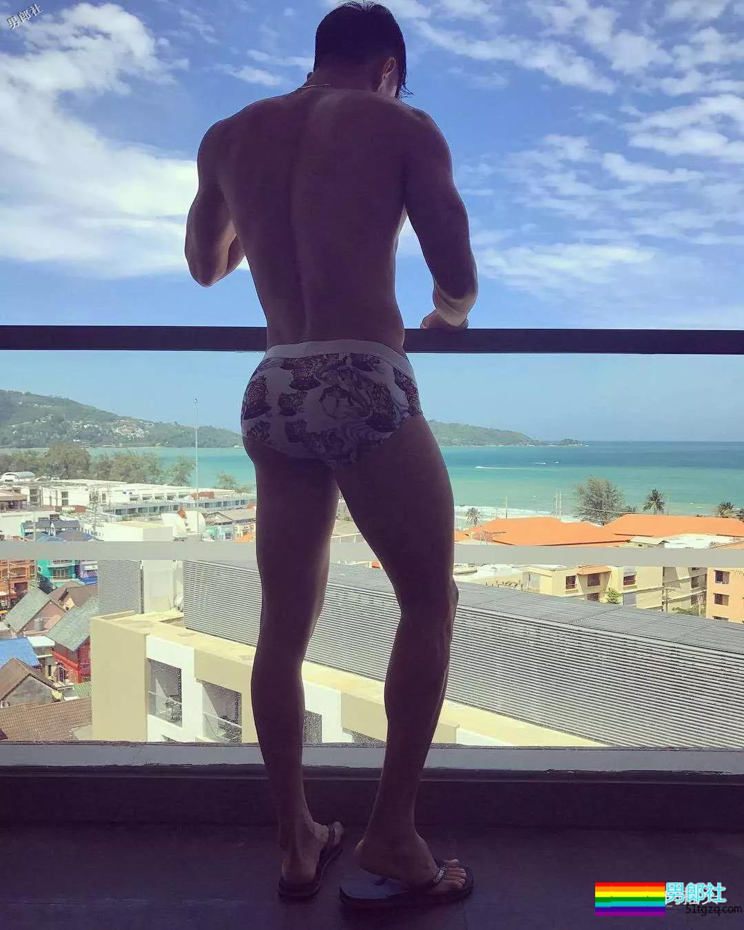 健壮体育生男模，冰天雪地竟穿短裤漏身材？ - 51虹马