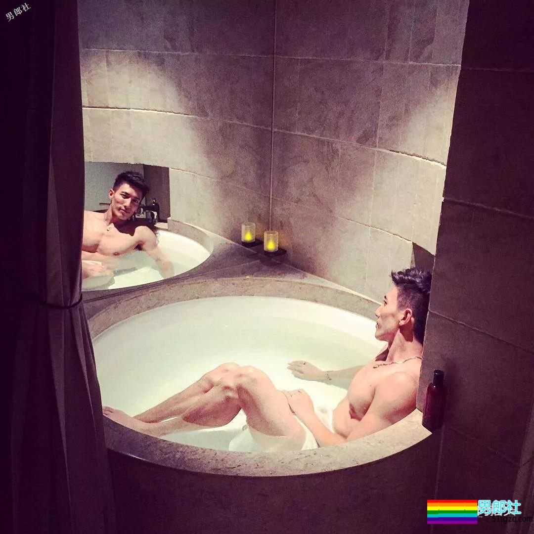 健壮体育生男模，冰天雪地竟穿短裤漏身材？ - 51虹马