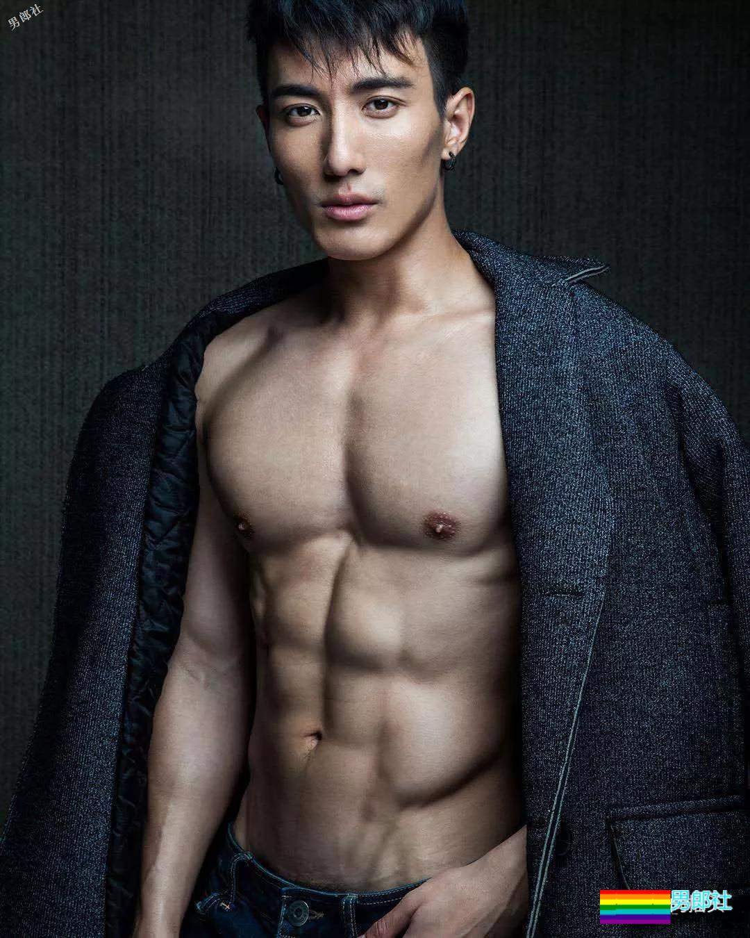 健壮体育生男模，冰天雪地竟穿短裤漏身材？ - 51虹马