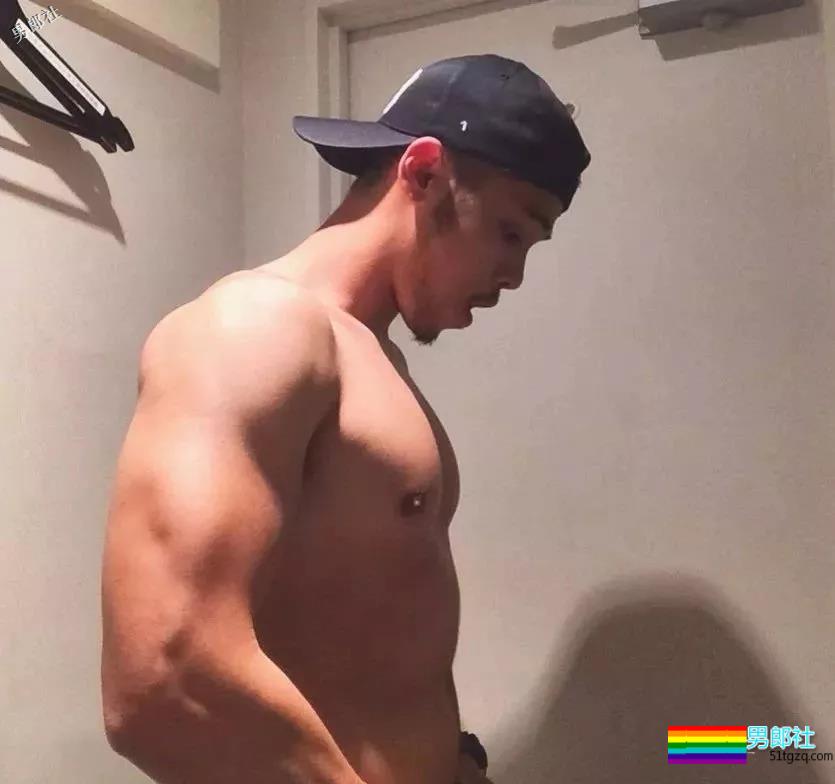 正装络腮胡结实肌肉熟男，脱掉后身材太MAN - 51虹马