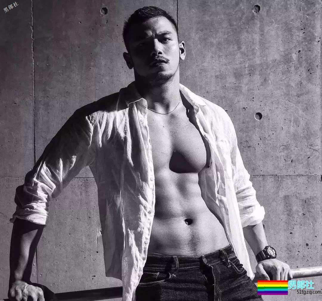 正装络腮胡结实肌肉熟男，脱掉后身材太MAN - 51虹马