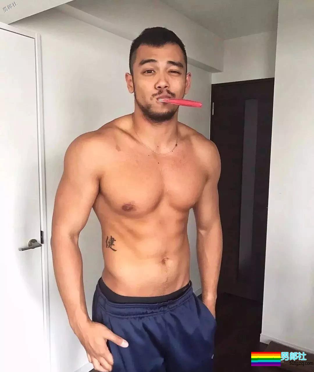 正装络腮胡结实肌肉熟男，脱掉后身材太MAN - 51虹马