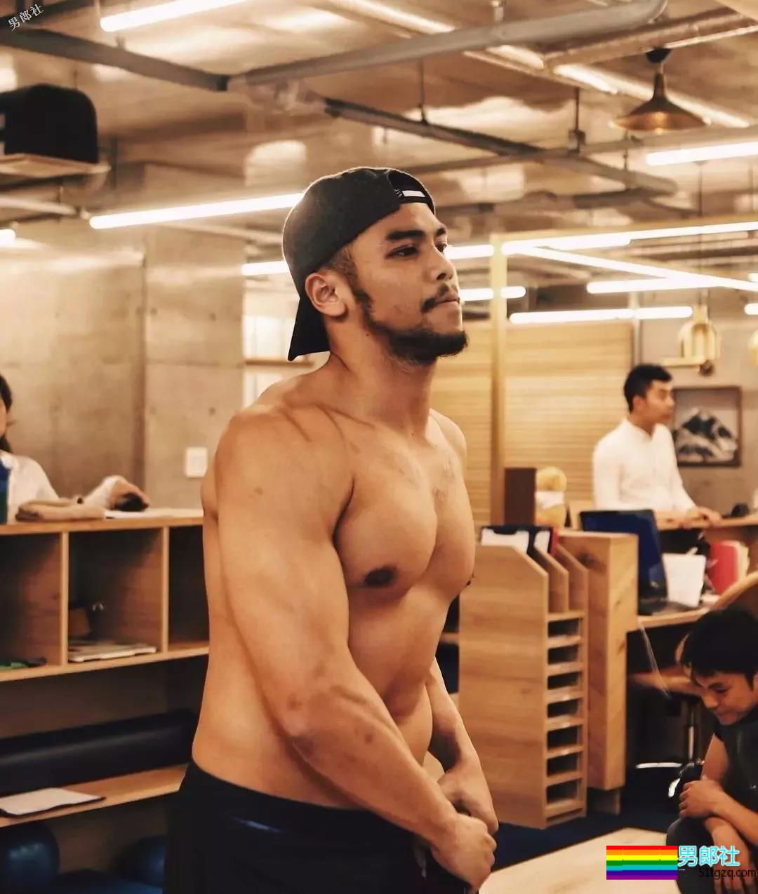 正装络腮胡结实肌肉熟男，脱掉后身材太MAN - 51虹马