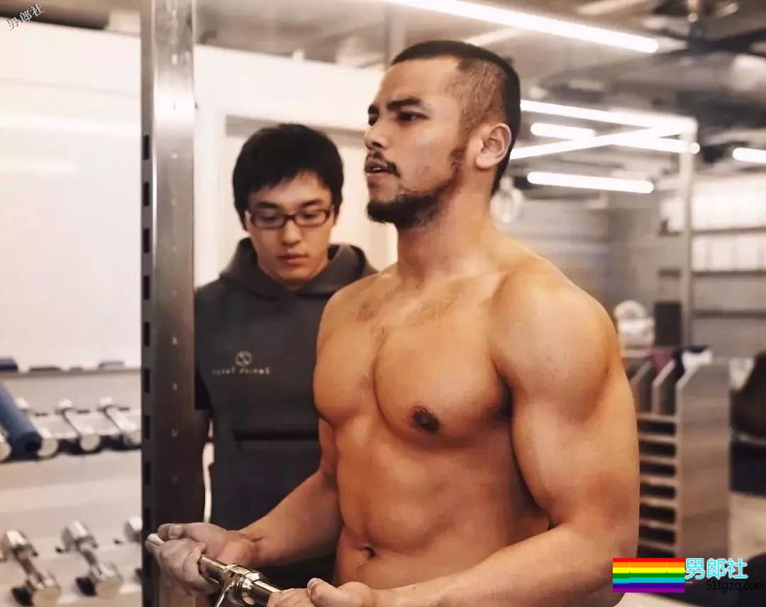 正装络腮胡结实肌肉熟男，脱掉后身材太MAN - 51虹马