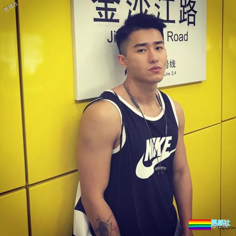 “高端零”牵手当红流量明星！高颜值名媛小狼狗六块腹肌出镜，原来是他啊…… - 51虹马