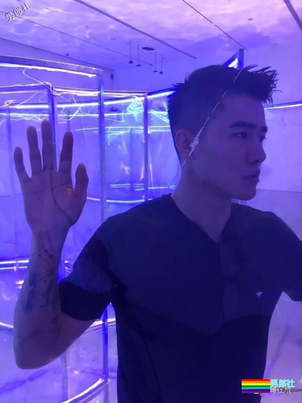 “高端零”牵手当红流量明星！高颜值名媛小狼狗六块腹肌出镜，原来是他啊…… - 51虹马