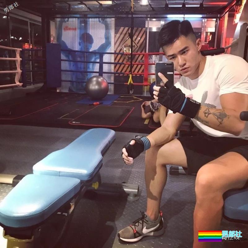 “高端零”牵手当红流量明星！高颜值名媛小狼狗六块腹肌出镜，原来是他啊…… - 51虹马