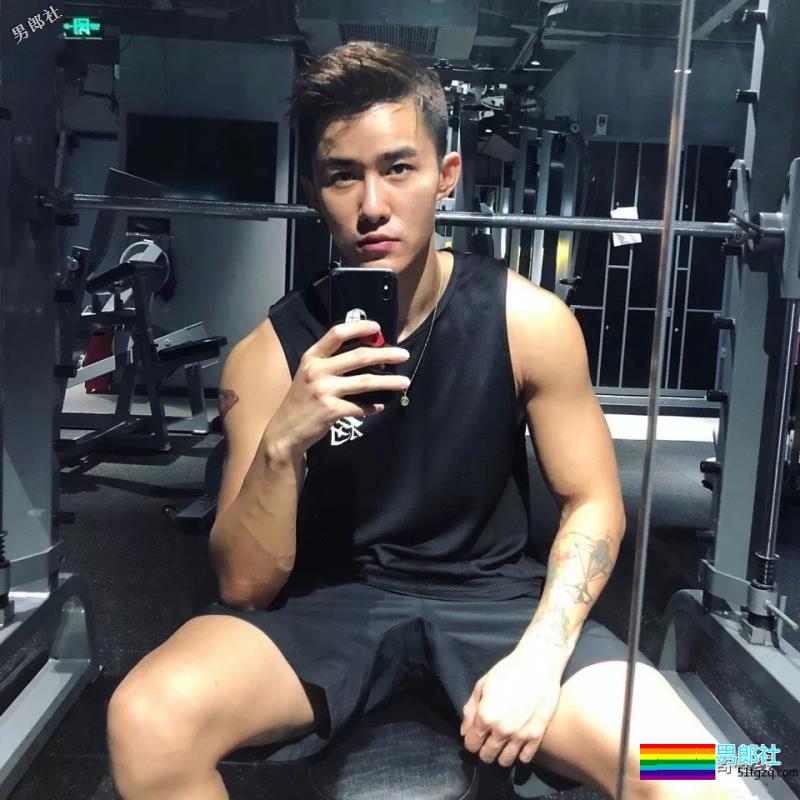 “高端零”牵手当红流量明星！高颜值名媛小狼狗六块腹肌出镜，原来是他啊…… - 51虹马