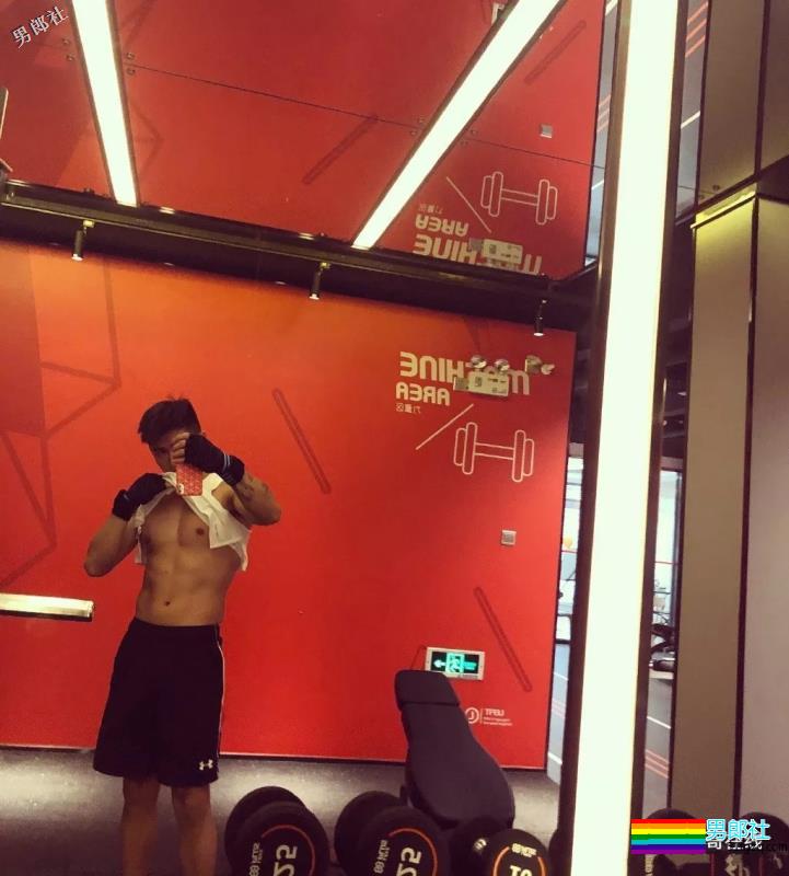 “高端零”牵手当红流量明星！高颜值名媛小狼狗六块腹肌出镜，原来是他啊…… - 51虹马