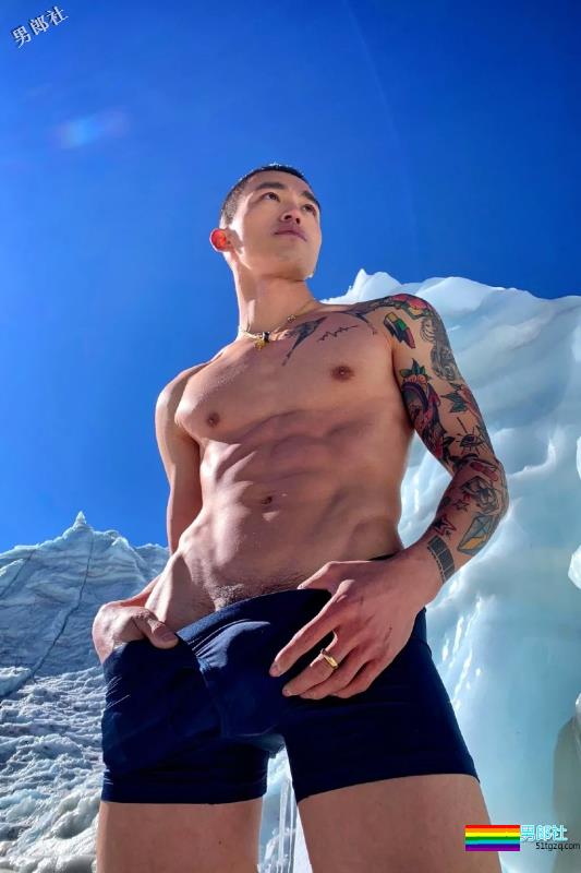 超帅网红肌肉男模，大长腿人鱼线石更照巨多，“下.海”拍片很吸睛！ - 51虹马