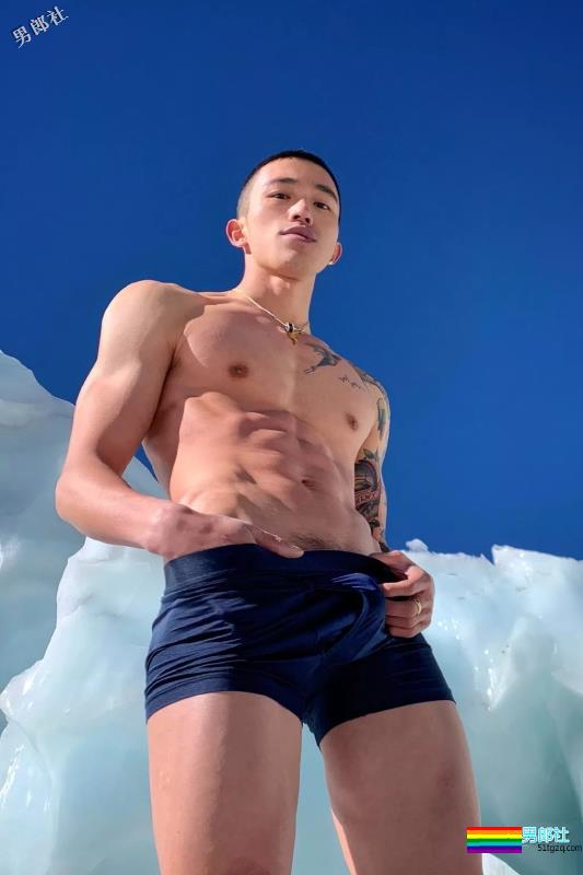 超帅网红肌肉男模，大长腿人鱼线石更照巨多，“下.海”拍片很吸睛！ - 51虹马