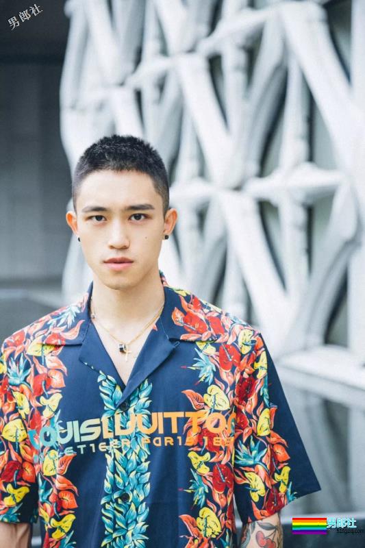 超帅网红肌肉男模，大长腿人鱼线石更照巨多，“下.海”拍片很吸睛！ - 51虹马