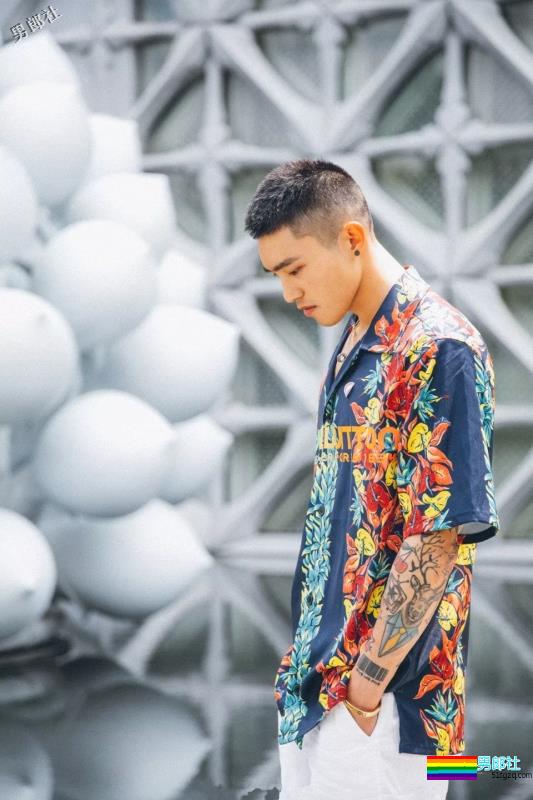 超帅网红肌肉男模，大长腿人鱼线石更照巨多，“下.海”拍片很吸睛！ - 51虹马