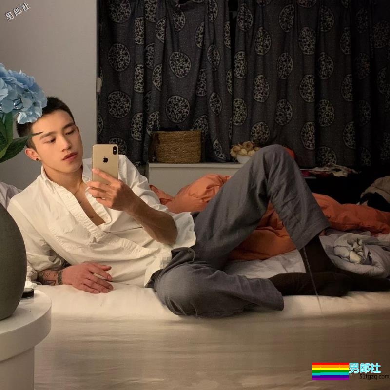 超帅网红肌肉男模，大长腿人鱼线石更照巨多，“下.海”拍片很吸睛！ - 51虹马