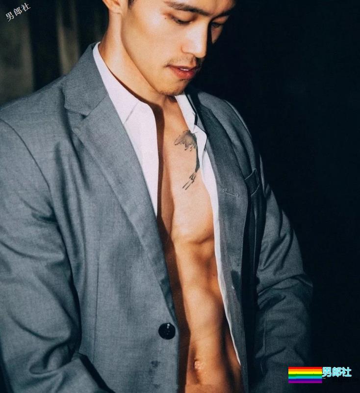 超帅网红肌肉男模，大长腿人鱼线石更照巨多，“下.海”拍片很吸睛！ - 51虹马