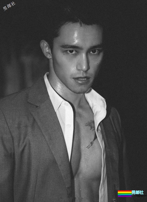 超帅网红肌肉男模，大长腿人鱼线石更照巨多，“下.海”拍片很吸睛！ - 51虹马