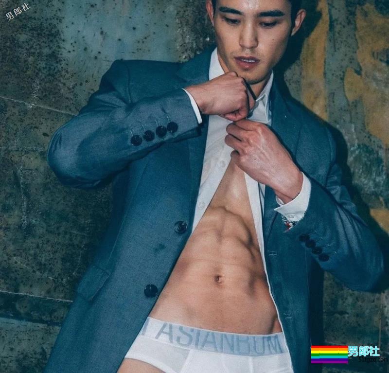 超帅网红肌肉男模，大长腿人鱼线石更照巨多，“下.海”拍片很吸睛！ - 51虹马