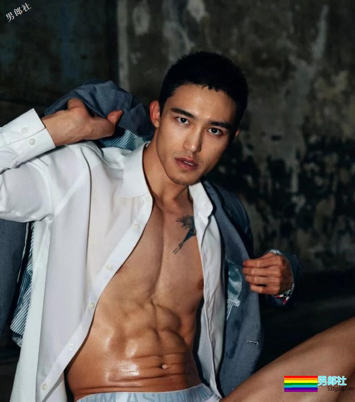 超帅网红肌肉男模，大长腿人鱼线石更照巨多，“下.海”拍片很吸睛！ - 51虹马