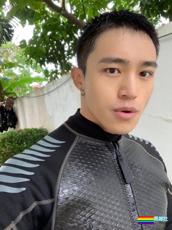 超帅网红肌肉男模，大长腿人鱼线石更照巨多，“下.海”拍片很吸睛！ - 51虹马