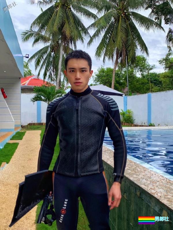 超帅网红肌肉男模，大长腿人鱼线石更照巨多，“下.海”拍片很吸睛！ - 51虹马