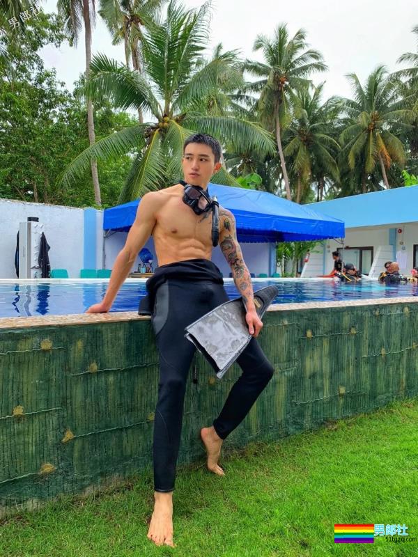 超帅网红肌肉男模，大长腿人鱼线石更照巨多，“下.海”拍片很吸睛！ - 51虹马