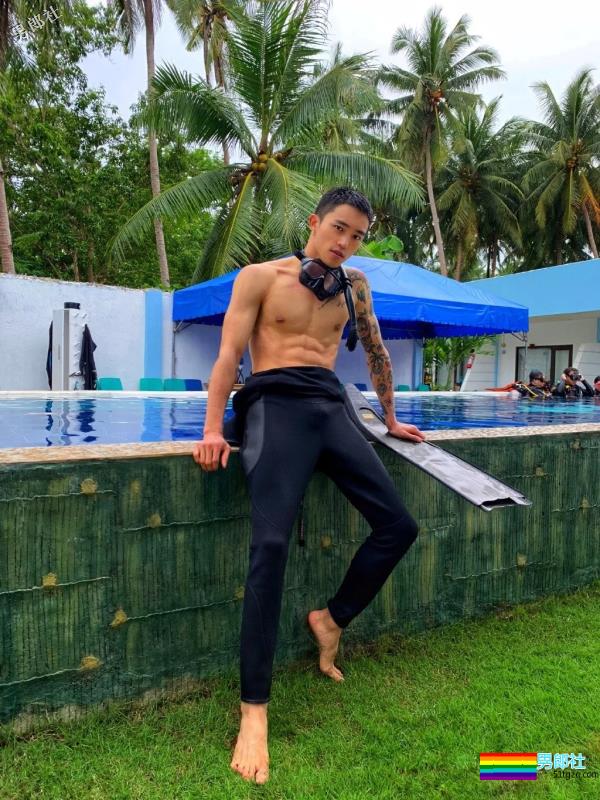 超帅网红肌肉男模，大长腿人鱼线石更照巨多，“下.海”拍片很吸睛！ - 51虹马