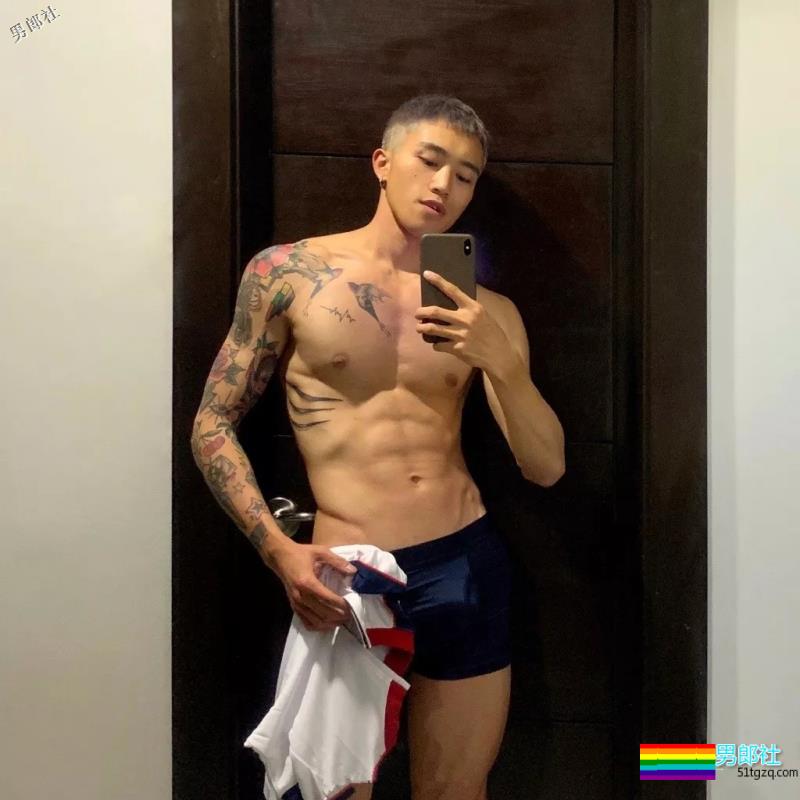 超帅网红肌肉男模，大长腿人鱼线石更照巨多，“下.海”拍片很吸睛！ - 51虹马