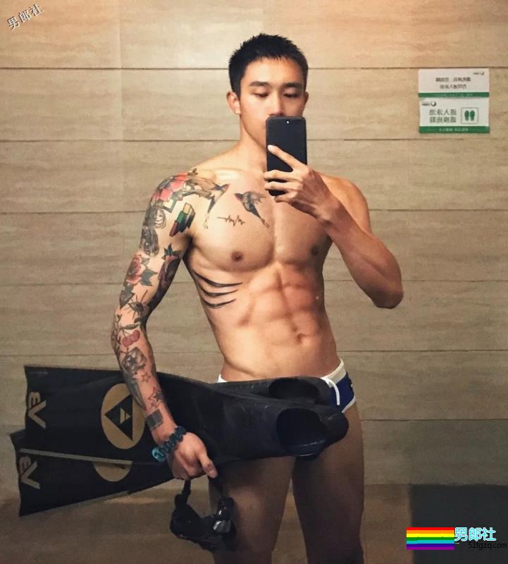 超帅网红肌肉男模，大长腿人鱼线石更照巨多，“下.海”拍片很吸睛！ - 51虹马