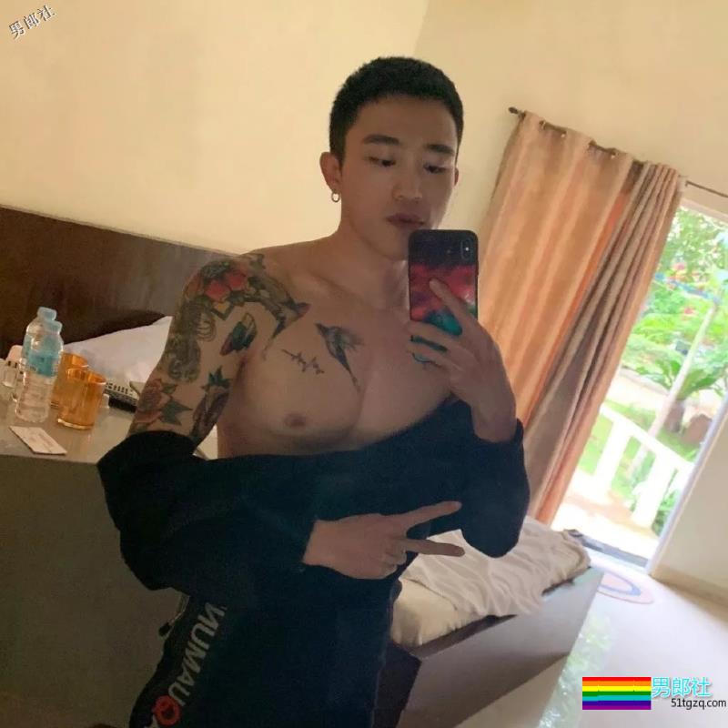 超帅网红肌肉男模，大长腿人鱼线石更照巨多，“下.海”拍片很吸睛！ - 51虹马