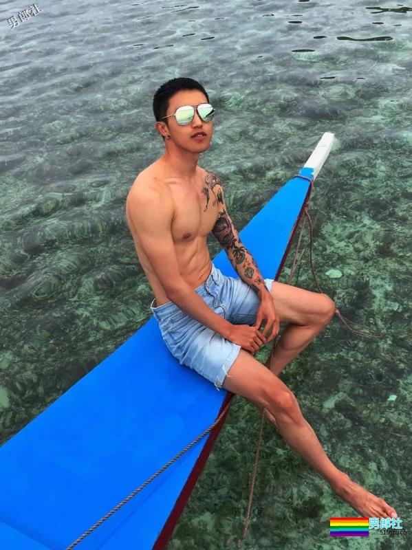 超帅网红肌肉男模，大长腿人鱼线石更照巨多，“下.海”拍片很吸睛！ - 51虹马