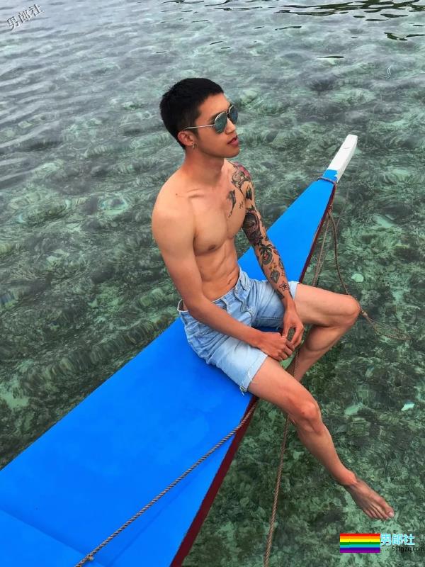 超帅网红肌肉男模，大长腿人鱼线石更照巨多，“下.海”拍片很吸睛！ - 51虹马