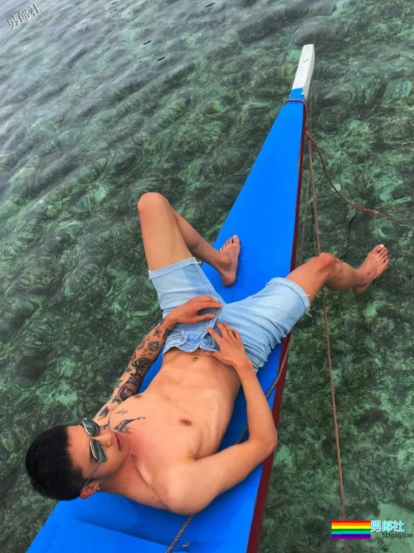 超帅网红肌肉男模，大长腿人鱼线石更照巨多，“下.海”拍片很吸睛！ - 51虹马